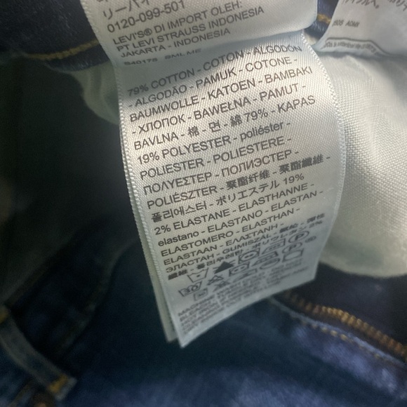 VNTG LEVI’S  PREMIUM BERMUDA SHORTS PERFECT FOR THE UPCOMING SPRING 2025 TRENDS - Picture 8 of 10